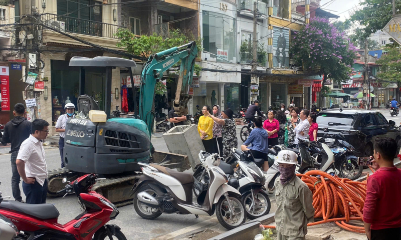 Lộ diện người chỉ đạo đưa máy xúc tháo dỡ công trình giữa trung tâm thành phố Hải Phòng -0