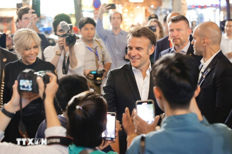 Tổng thống Pháp Emmanuel Macron và phu nhân dạo phố cổ Hà Nội -0