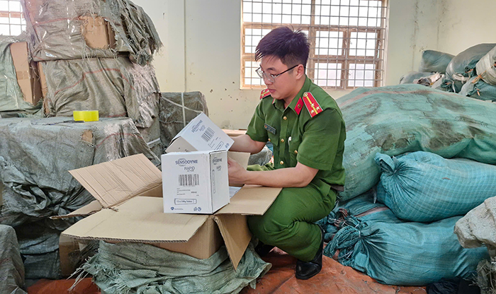 Công an Nghệ An chặt đứt đường dây buôn bán kem đánh răng, dầu gội, nước xả giả mạo các nhãn hiệu -0