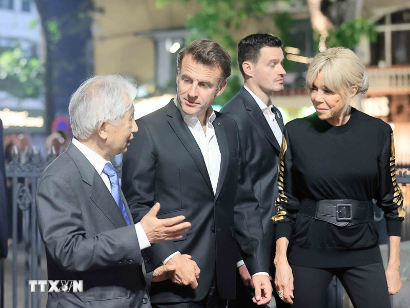 Tổng thống Pháp Emmanuel Macron và phu nhân dạo phố cổ Hà Nội -0