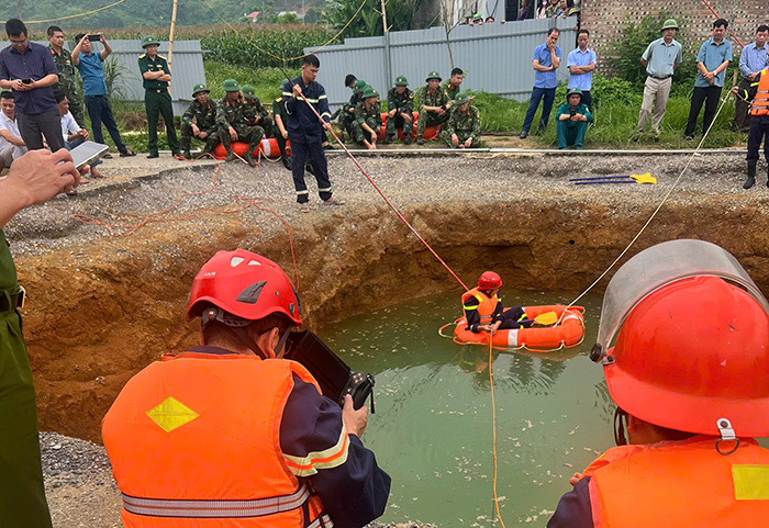 Bac Kan: Authorities make efforts to search and rescue victims who fell into the