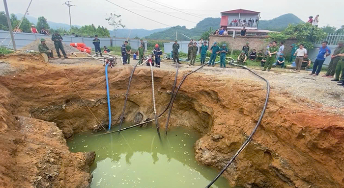 Bac Kan: Authorities make efforts to search and rescue victims who fell into the