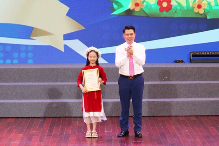 Remise du prix 2025 de l'Ambassadeur de la culture de la lecture de la province de Bac Ninh -0