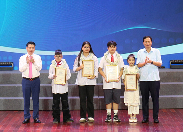 Remise du prix 2025 de l'Ambassadeur de la culture de la lecture de la province de Bac Ninh -0