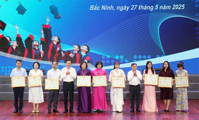 Remise du prix 2025 de l'Ambassadeur de la culture de la lecture de la province de Bac Ninh -0