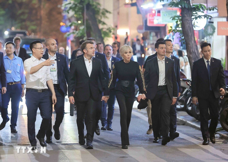Tổng thống Pháp Emmanuel Macron và phu nhân dạo phố cổ Hà Nội -1
