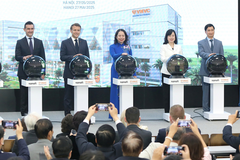 Tổng thống Pháp Emmanuel Macron và phu nhân giao lưu với sinh viên Hà Nội -0