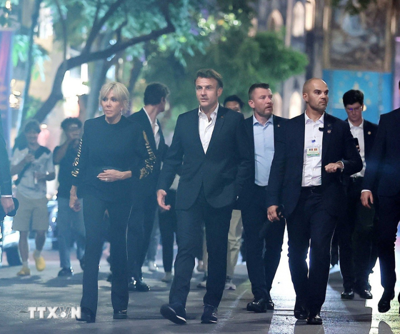 Tổng thống Pháp Emmanuel Macron và phu nhân dạo phố cổ Hà Nội -2