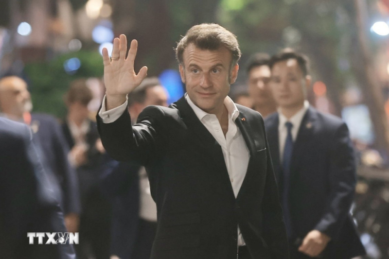 Tổng thống Pháp Emmanuel Macron và phu nhân dạo phố cổ Hà Nội -1