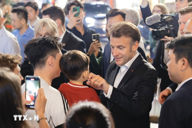 Tổng thống Pháp Emmanuel Macron và phu nhân dạo phố cổ Hà Nội -3