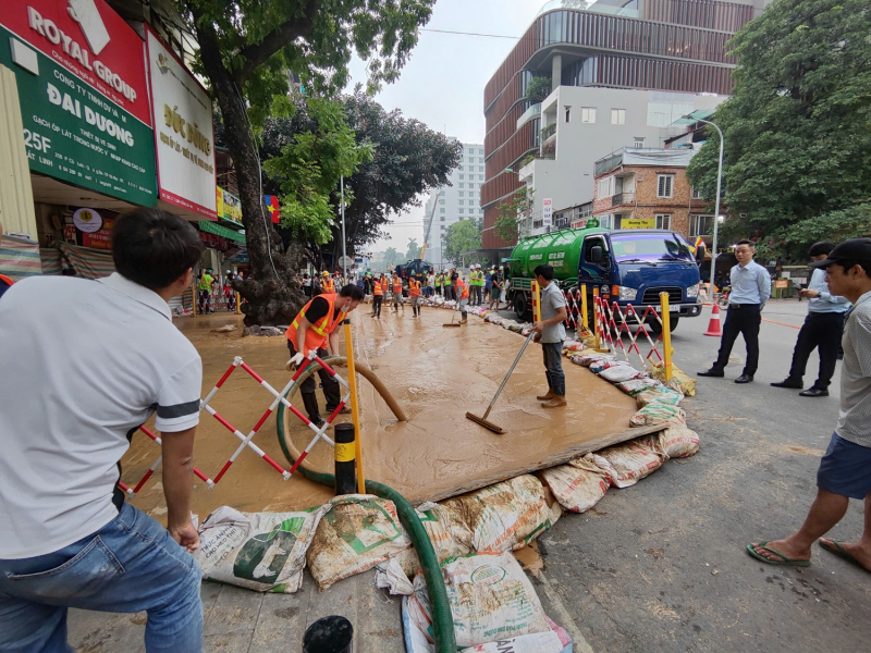 Mobilisierung maximaler Personalressourcen zur Bewältigung des Schlammunfalls in der Cat Linh Straße -0