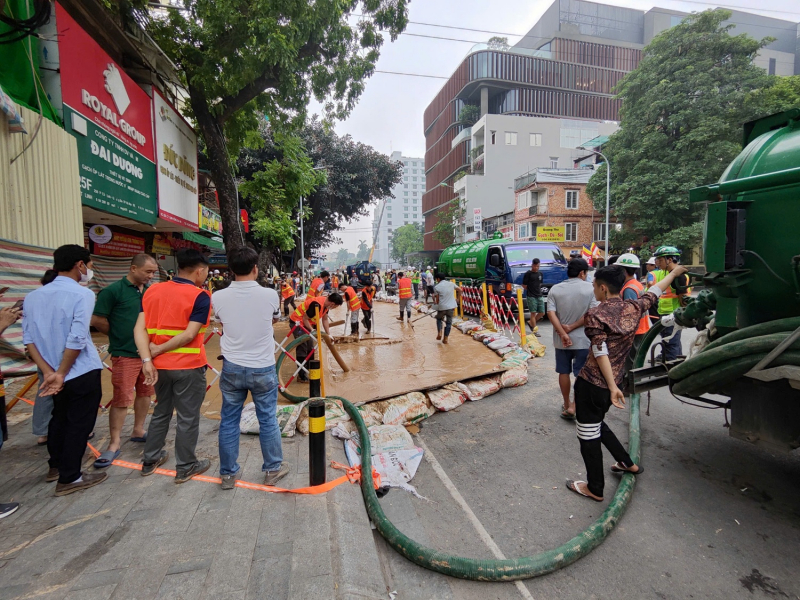 Mobilisierung maximaler Personalressourcen zur Bewältigung des Schlammunfalls in der Cat Linh Straße -0
