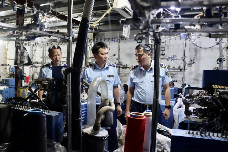 Kiểm tra xưởng sản xuất tất giả nhãn hiệu nổi tiếng tại Hà Nội -0