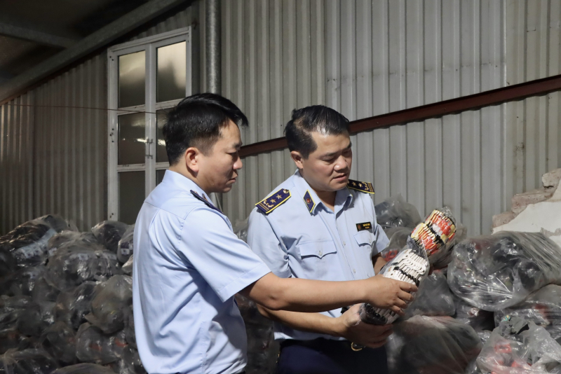 Kiểm tra xưởng sản xuất tất giả nhãn hiệu nổi tiếng tại Hà Nội -0