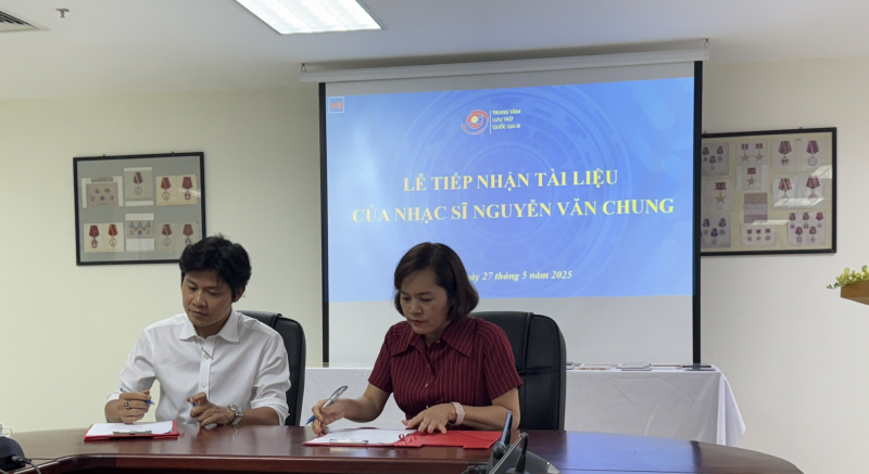 นักดนตรี เหงียน วัน จุง มอบต้นฉบับเพลง “สานต่อเรื่องราวแห่งสันติภาพ” ให้กับศูนย์จดหมายเหตุแห่งชาติ -0