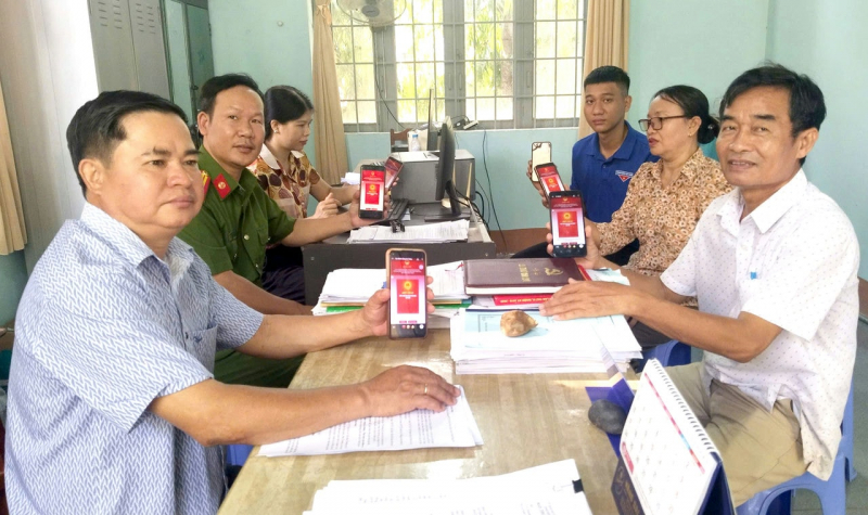 Người dân xã biên giới tích cực tham gia góp ý Hiến pháp trên VNeID -0
