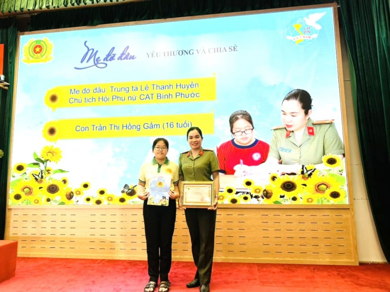 “Mẹ đỡ đầu” chắp cánh ước mơ -0