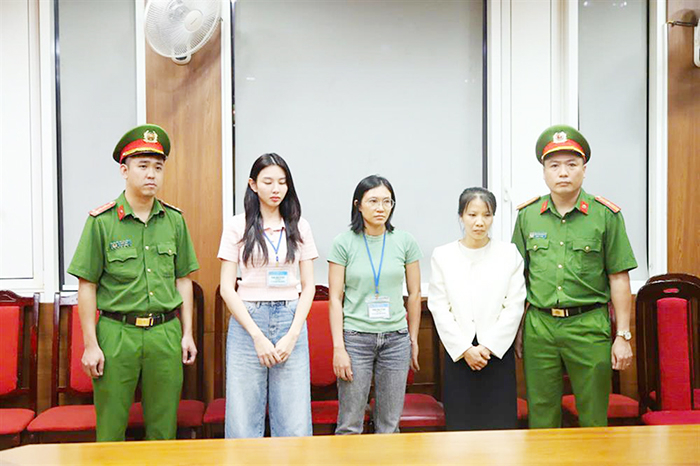 Vết trượt dài không chỉ của một hoa hậu -0