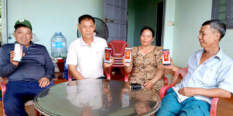 Người dân xã biên giới tích cực tham gia góp ý Hiến pháp trên VNeID -0