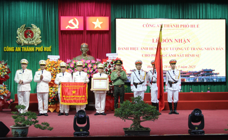 Phòng Cảnh sát hình sự Công an TP Huế đón nhận danh hiệu Anh hùng Lực lượng vũ trang nhân dân -0