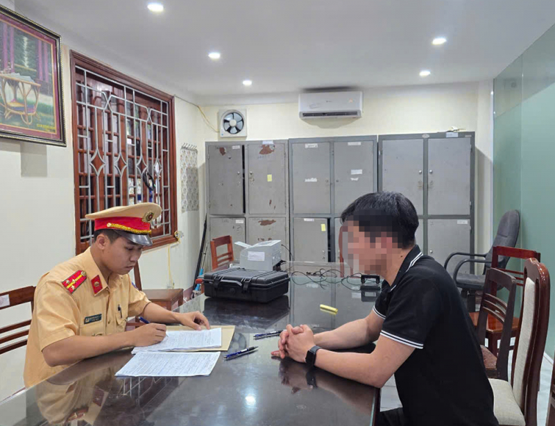 Đi lùi trên cao tốc, tài xế ô tô “nhớ đời” với mức phạt nặng -0