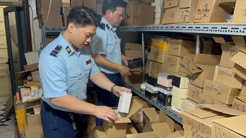 Phát hiện kho nước hoa nghi giả thương hiệu nổi tiếng giữa phố cổ Hà Nội -0