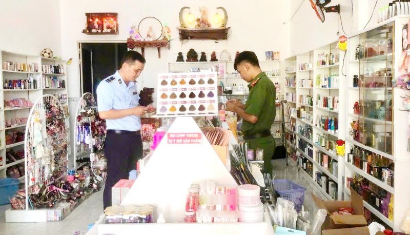 Phát hiện lượng lớn mỹ phẩm không rõ nguồn gốc ở Cà Mau  -0
