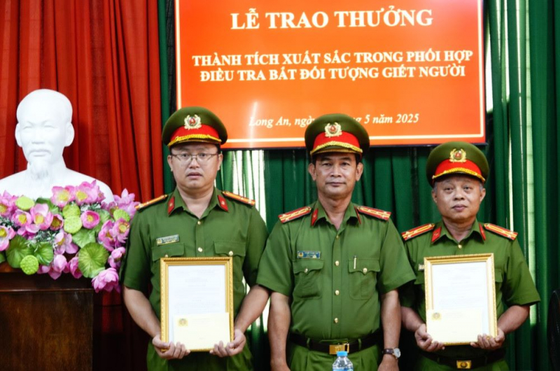 Hung thủ giết người cố thủ trong nhà tìm cách tự tử khi bị vây ráp -0
