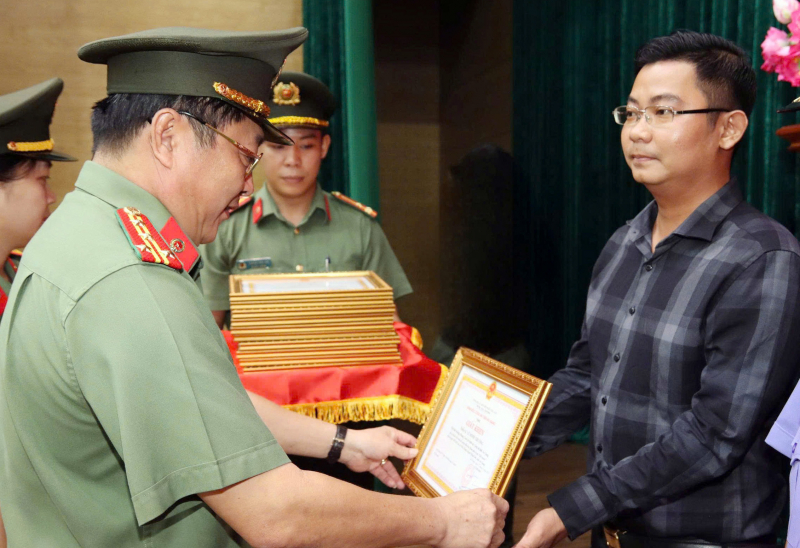 Khen thưởng các tập thể, cá nhân khám phá nhanh vụ án Phó Chủ tịch hội Nông dân xã bị sát hại -0