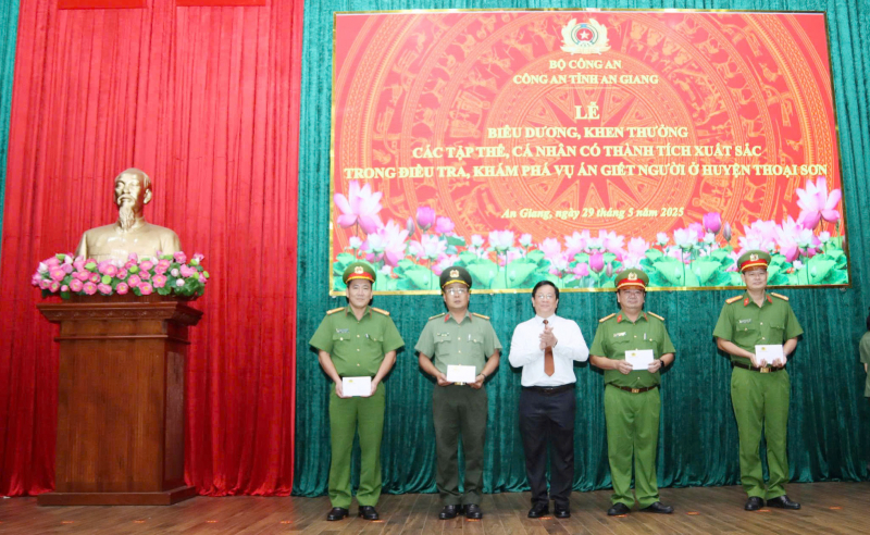 Khen thưởng các tập thể, cá nhân khám phá nhanh vụ án Phó Chủ tịch hội Nông dân xã bị sát hại -0