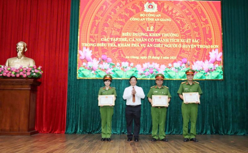 Khen thưởng các tập thể, cá nhân khám phá nhanh vụ án Phó Chủ tịch hội Nông dân xã bị sát hại -0