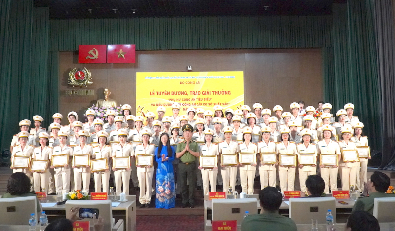 Tuyên dương “Phụ nữ Công an tiêu biểu” và “Nữ Công an cơ sở xuất sắc” năm 2024 -0