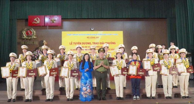Tuyên dương “Phụ nữ Công an tiêu biểu” và “Nữ Công an cơ sở xuất sắc” năm 2024 -0