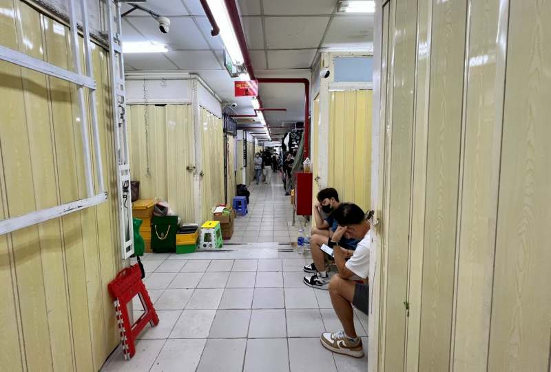 TP Hồ Chí Minh: Thu giữ số lượng lớn hàng giả tại Trung tâm Thương mại Saigon Square -1