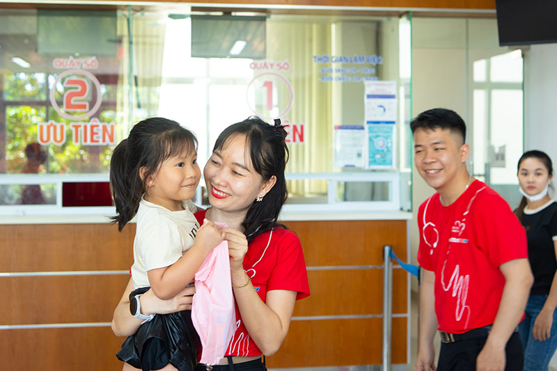Tái sinh trái tim mỏng manh, mắc dị tật của bé gái 5 tuổi ở Quảng Bình -0