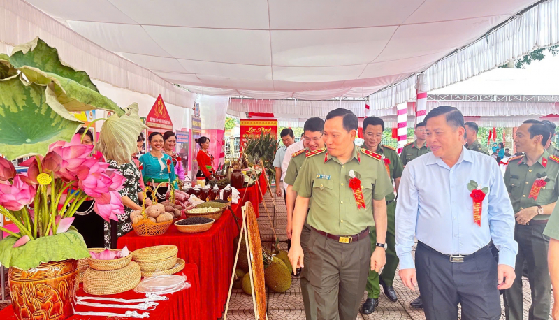 Góp phần thúc đẩy kinh tế nông thôn, đảm bảo an ninh, an toàn, cuộc sống bình yên của người dân -1