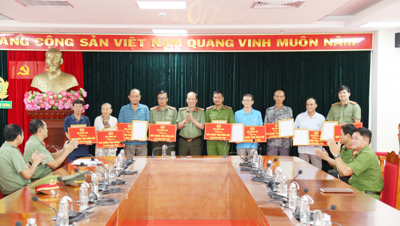 Công an Sóc Trăng hỗ trợ xây dựng, sửa chữa 11 nhà nghĩa tình đồng đội -0