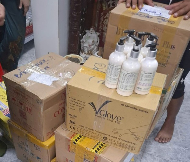 Tạm giữ hàng chục tấn hóa chất, mỹ phẩm không rõ nguồn gốc -1
