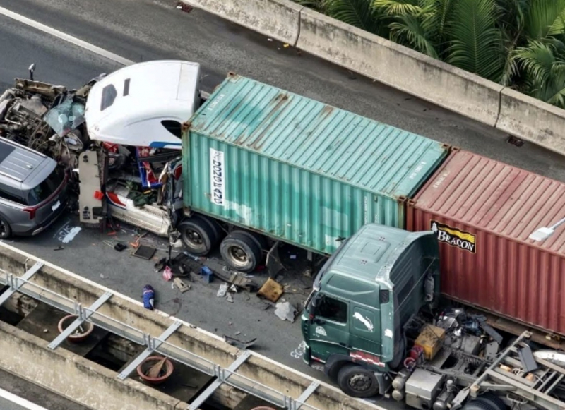 ホーチミン市-ロンタン-ダウザイ高速道路で衝突事故、車4台が損傷 -0