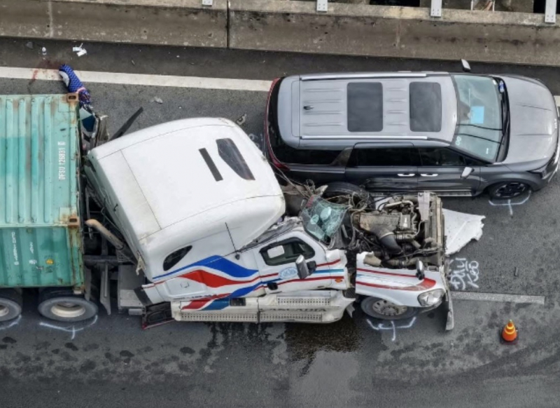 ホーチミン市-ロンタン-ダウザイ高速道路で衝突事故、車4台が損傷 -1