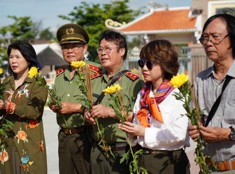 ðoàn các nhà van dâng huong t%3fi nghia trang bình duong.jpg -0