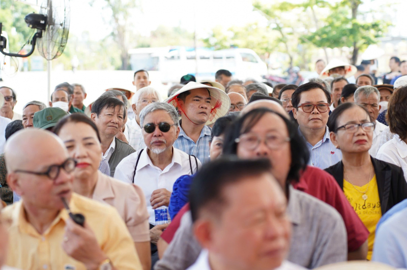 ðông d%3fo bà con nhân dân có m%3ft t%3fi nghia trang li%3ft si bình duong d%3f l%3f ra m%3ft sách.jpg -1