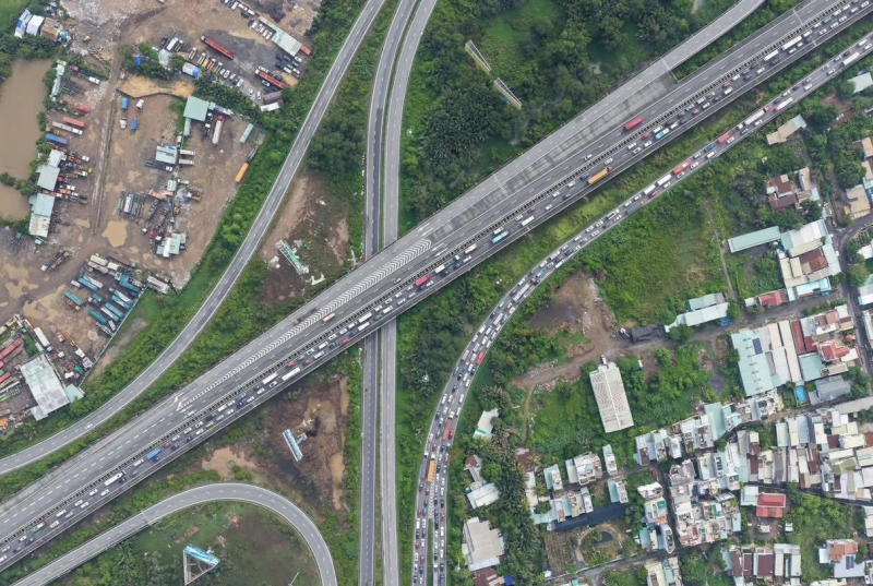 ホーチミン市-ロンタン-ダウザイ高速道路で衝突事故、車4台が損傷 -0