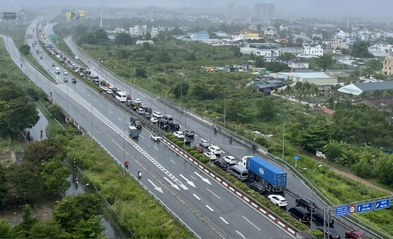 ホーチミン市-ロンタン-ダウザイ高速道路で衝突事故、車4台が損傷 -2