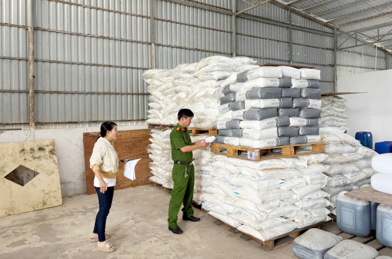 Tạm giữ hàng chục tấn hóa chất, mỹ phẩm không rõ nguồn gốc -0