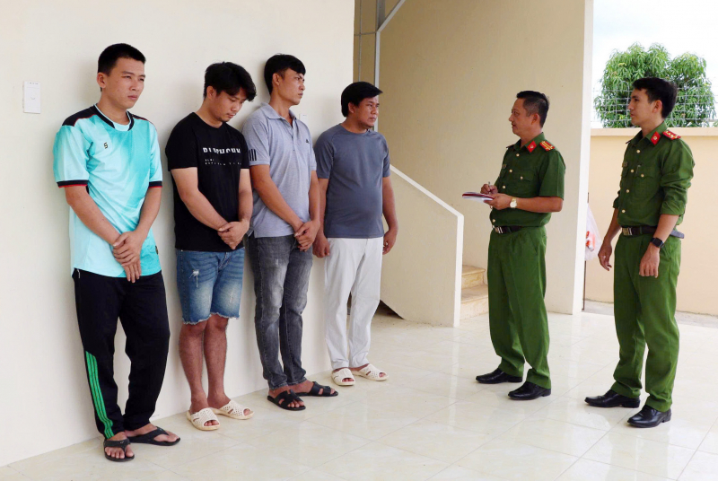 Liên tiếp bắt các vụ buôn lậu máy gặt đập liên hợp từ Campuchia -0