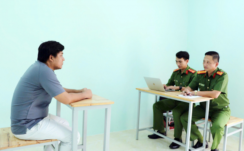 Liên tiếp bắt các vụ buôn lậu máy gặt đập liên hợp từ Campuchia -0