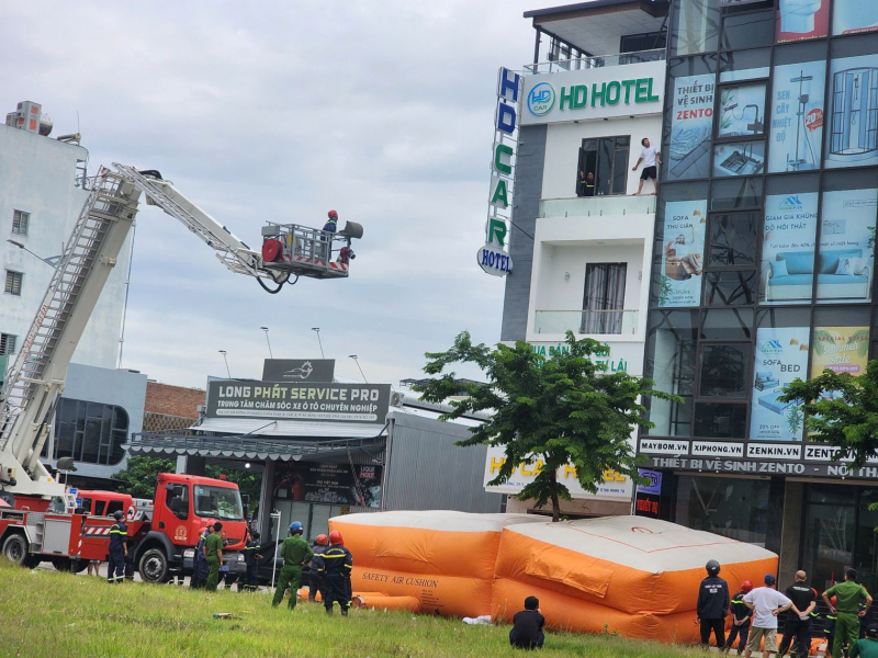 Kịp thời cứu nam thanh niên nghi có ý định nhảy lầu tại Đà Nẵng -0