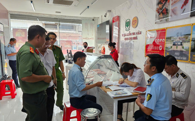 Kiểm tra cửa hàng kinh doanh thịt heo C.P ở huyện Mỹ Xuyên -0