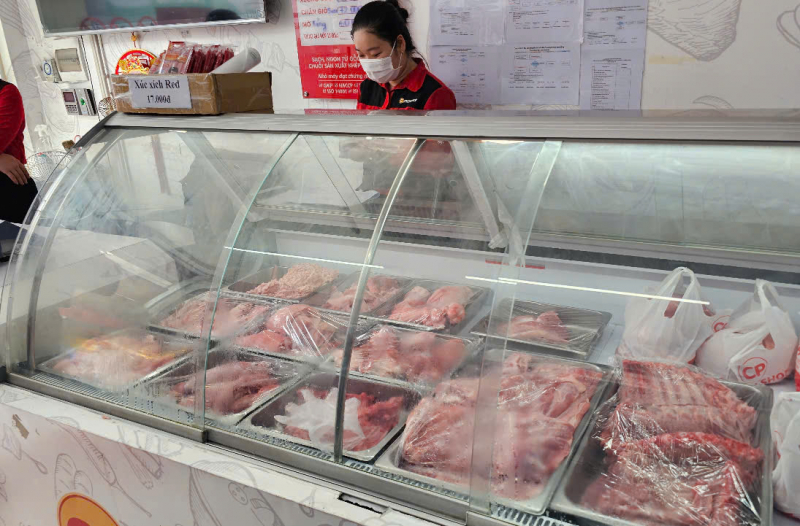 Kiểm tra cửa hàng kinh doanh thịt heo C.P ở huyện Mỹ Xuyên -1